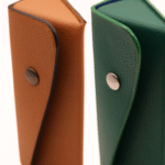 Etuis à lunettes à la verticale de couleur marron clair camel et vert forêt