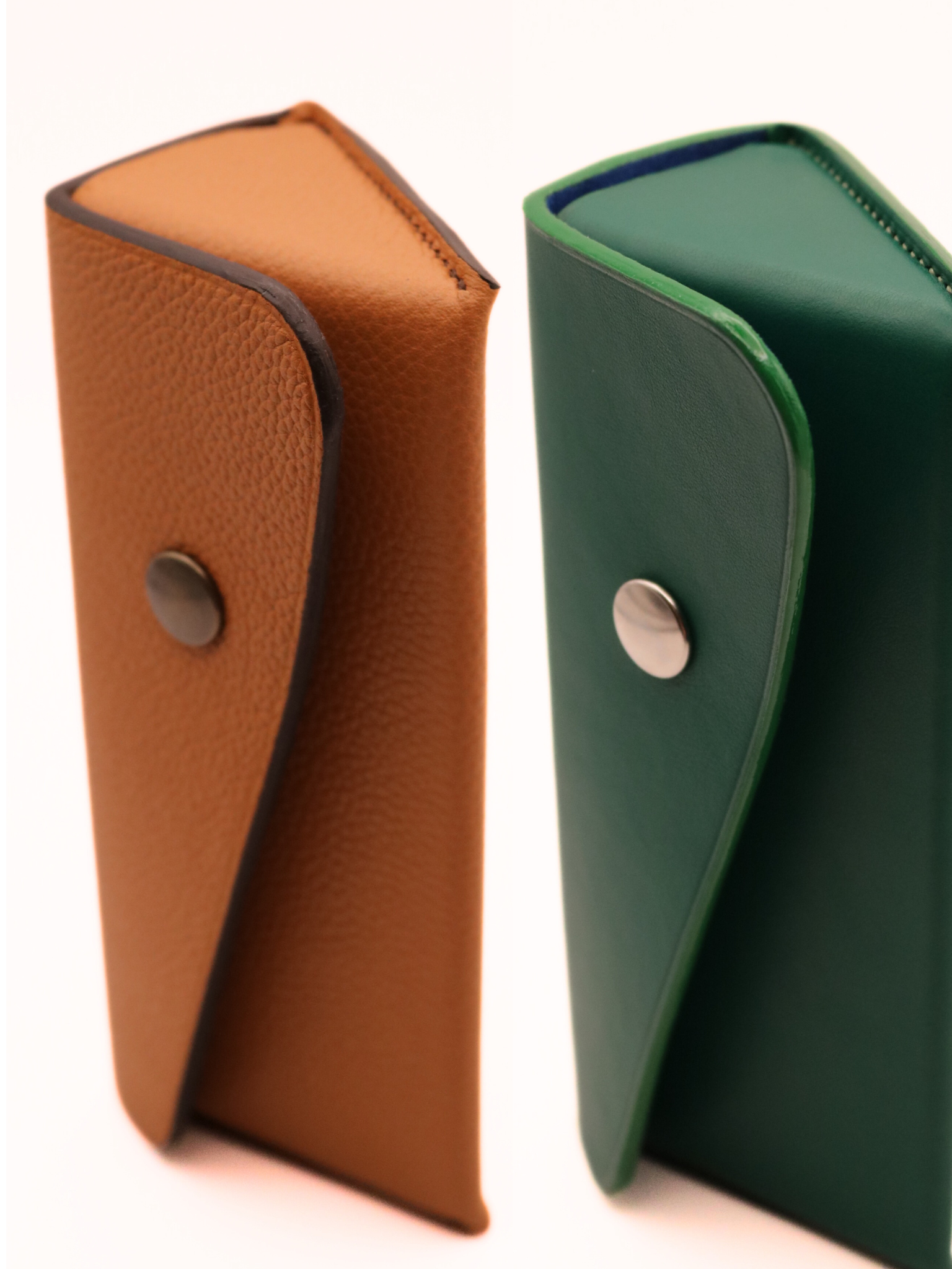 Etuis à lunettes à la verticale de couleur marron clair camel et vert forêt